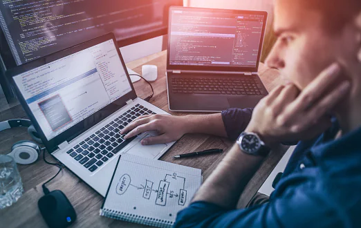 freelance-web-tasarimci-ve-ofis-ortami