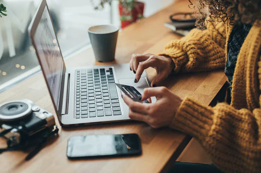 Steps and tips for success in e-commerce Visual about e-commerce processes and operation