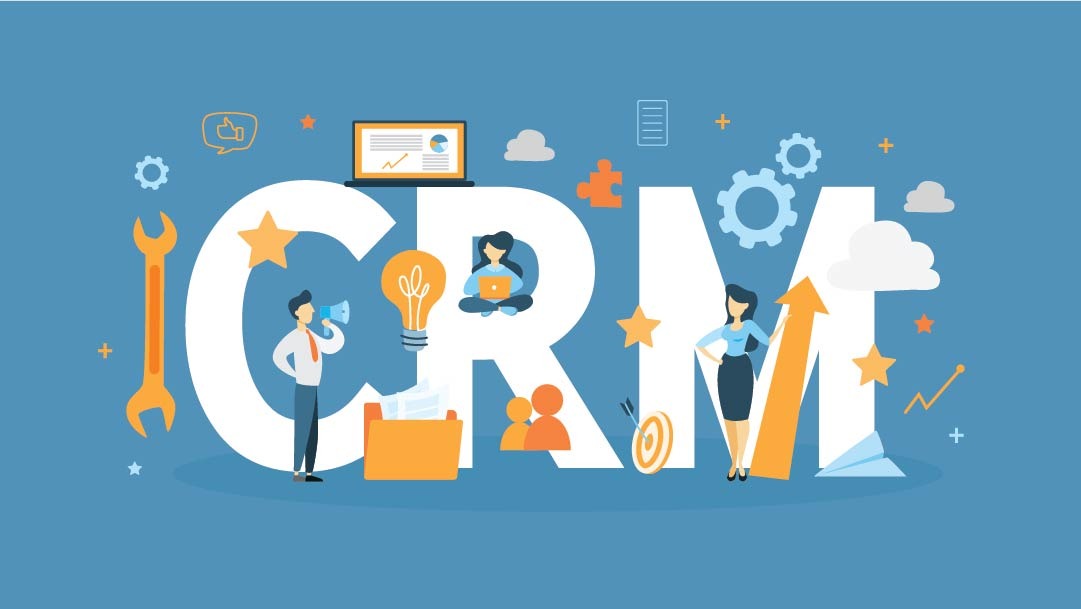CRM yazılımı kullanarak müşteri verilerini analiz eden bir kişi