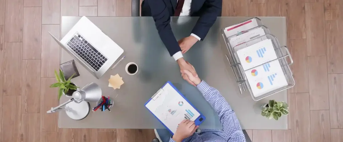 An-illustration-explaining-what-B2B-software-is-and-its-benefits-for-businesses.